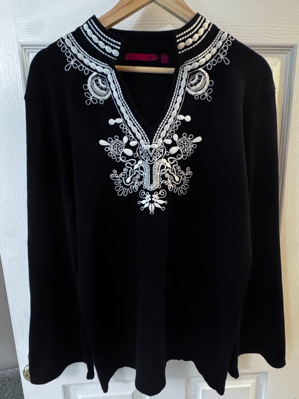 RED by Marc Ecko Women's XL Black Embroidered Boho Tunic Sweater White Paisley L